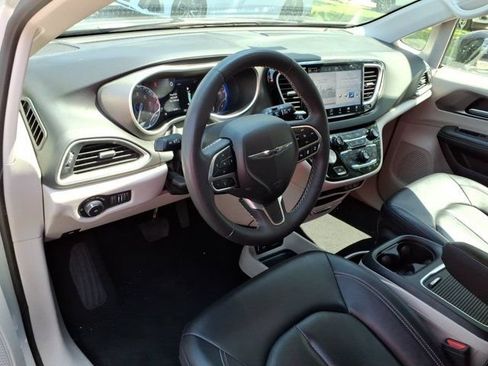 Used 2024 Chrysler Pacifica Touring-L FWD image 11