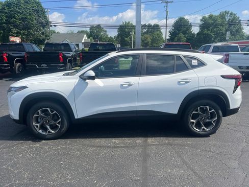 New 2026 Chevrolet Trax LT w/ LT Convenience Package FWD image 2