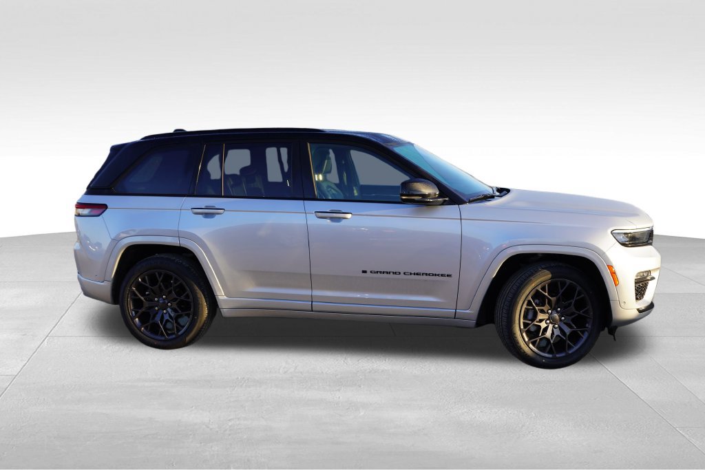 Used 2025 Jeep Grand Cherokee Summit w/ Obsidian Package AWD/4WD image 4