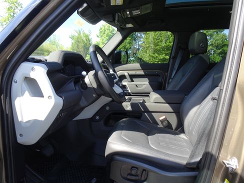Used 2022 Land Rover Defender 110 SE AWD/4WD image 2