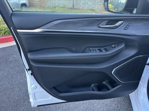 New 2025 Jeep Grand Cherokee L Overland image 10