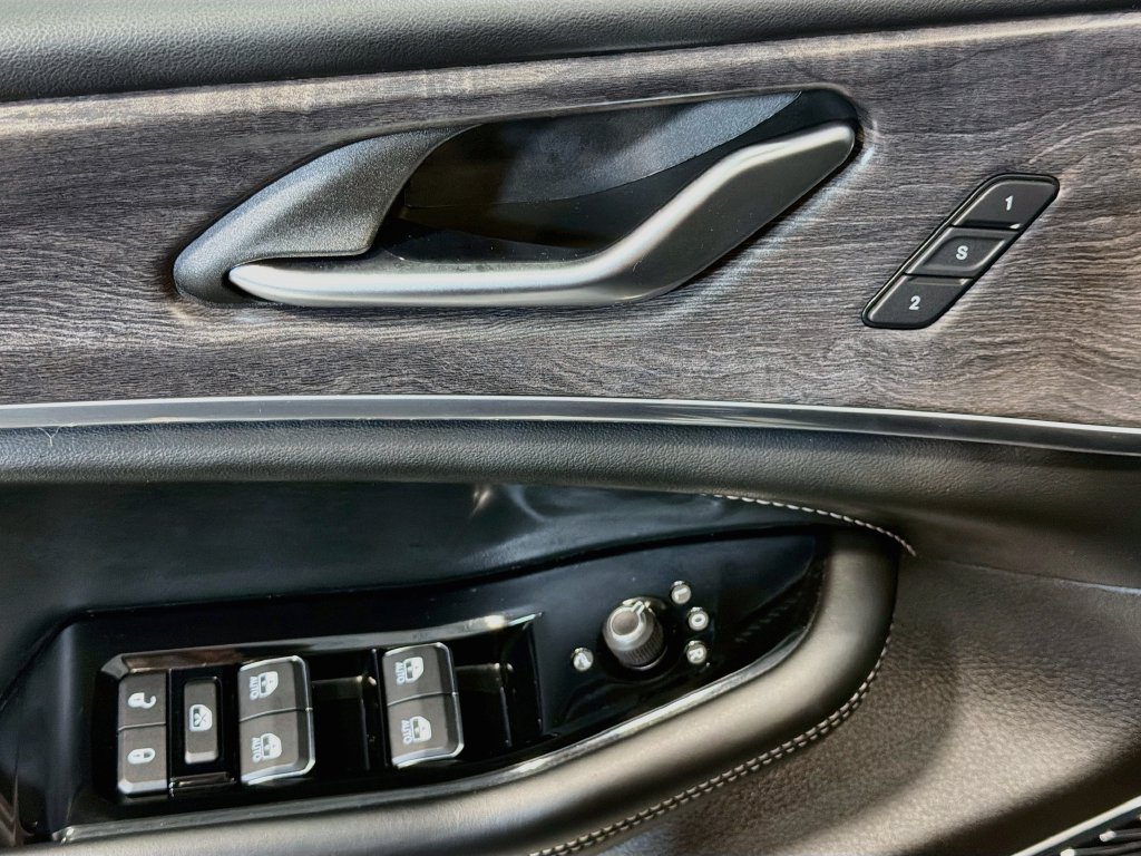 Used 2023 Jeep Grand Cherokee Overland AWD/4WD image 19