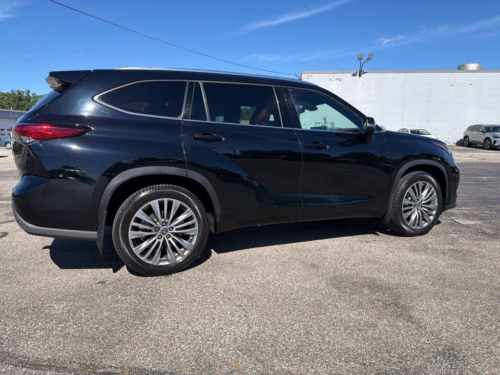 Used 2021 Toyota Highlander Platinum AWD/4WD image 7