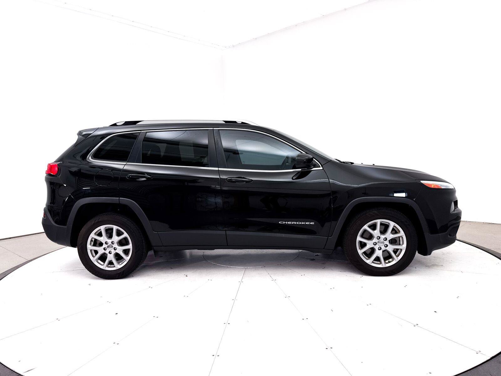 Used 2017 Jeep Cherokee Latitude w/ Comfort & Sound Group FWD image 30