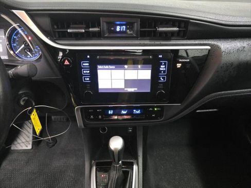 Used 2017 Toyota Corolla SE w/ Carpet Mat Package (TMS) FWD image 16