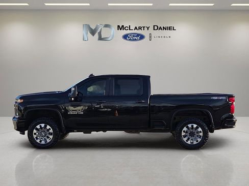 Used 2022 Chevrolet Silverado 2500 Custom w/ Custom Value Package image 3