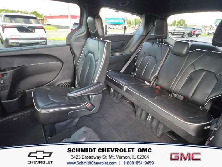 Used 2025 Chrysler Pacifica Limited FWD image 11