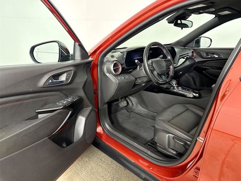 Used 2024 Chevrolet Trax RS w/ Driver Confidence Package FWD image 3