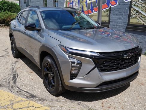 New 2026 Chevrolet Trax LT w/ Sunroof Package FWD image 32