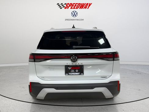 New 2025 Volkswagen Tiguan SE image 6