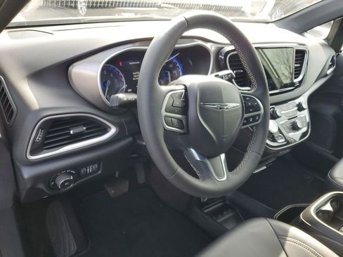 Used 2025 Chrysler Pacifica Select image 11