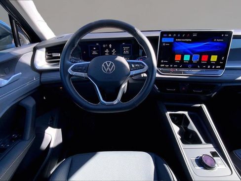Used 2025 Volkswagen Tiguan SE AWD/4WD image 5