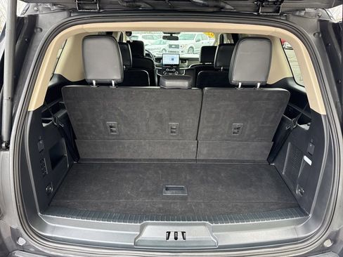 Used 2024 Ford Expedition XLT image 11