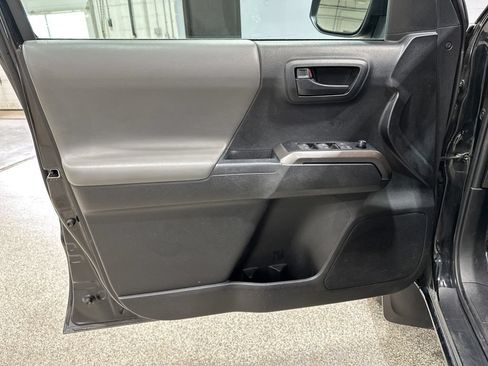 Certified 2022 Toyota Tacoma SR5 AWD/4WD image 12
