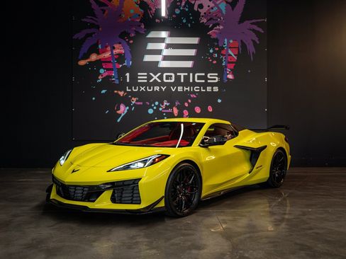 Used 2024 Chevrolet Corvette Z06 w/ Z07 Performance Package RWD image 3