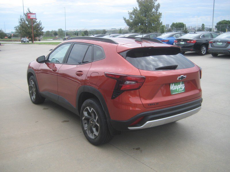 Used 2024 Chevrolet Trax LT w/ Driver Confidence Package FWD image 5
