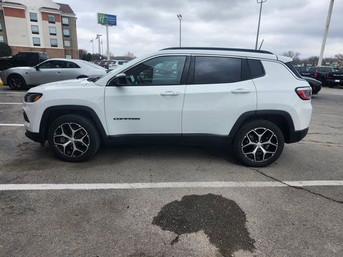 Used 2024 Jeep Compass Latitude image 2