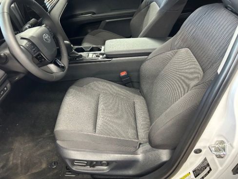 Used 2025 Toyota Camry LE image 30