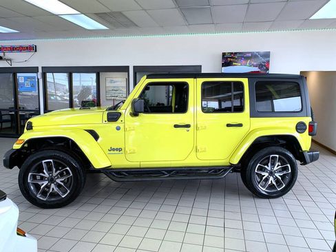 Used 2024 Jeep Wrangler Unlimited w/ Convenience Group AWD/4WD image 2