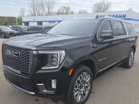 Used 2023 GMC Yukon XL Denali Ultimate AWD/4WD image 11