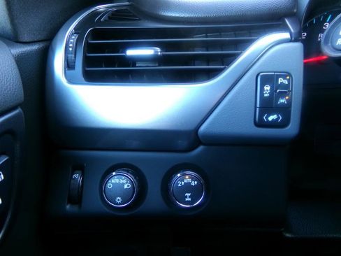 Used 2019 Chevrolet Suburban LT image 21