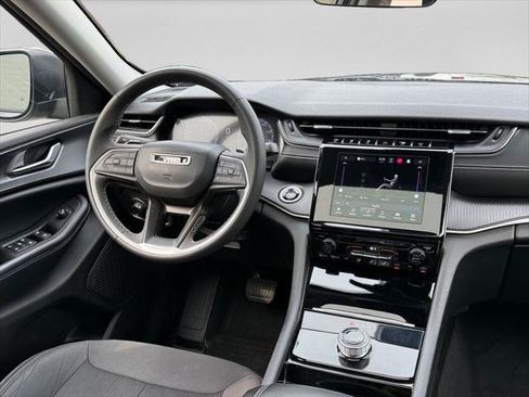 Certified 2023 Jeep Grand Cherokee Laredo AWD/4WD image 15
