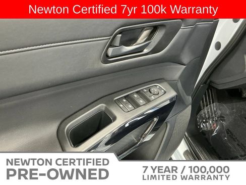 Used 2025 Nissan Pathfinder SV FWD image 39
