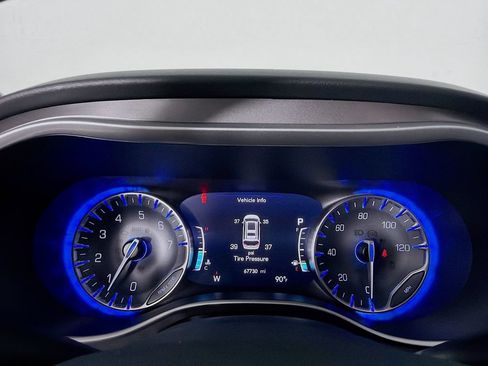 Used 2023 Chrysler Pacifica Touring-L FWD image 18
