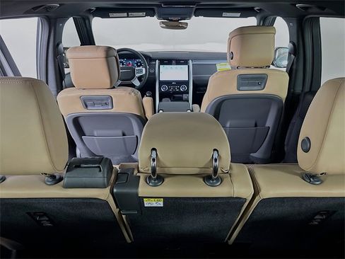New 2026 Land Rover Discovery Dynamic SE image 23