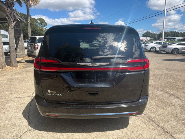 Used 2023 Chrysler Pacifica Touring FWD image 6