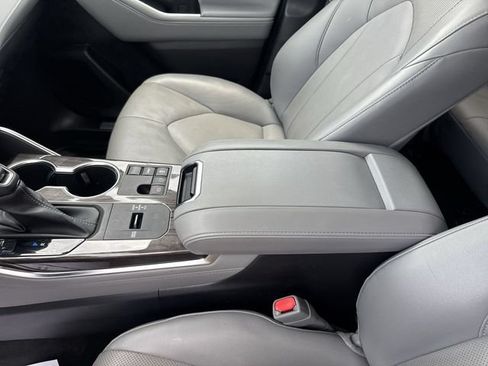 Used 2023 Toyota Highlander Limited FWD image 22