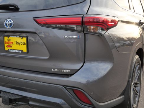 Used 2023 Toyota Highlander Limited image 18