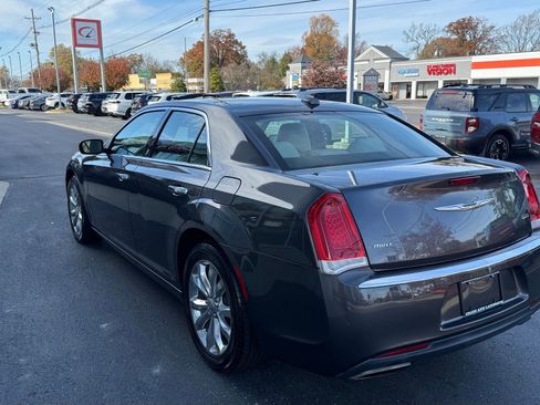 Used 2018 Chrysler 300 Limited image 5