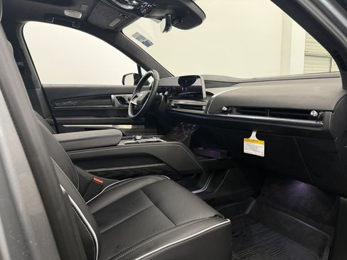 Used 2026 Cadillac Vistiq Platinum w/ LPO, Floor Liner Package AWD/4WD image 27
