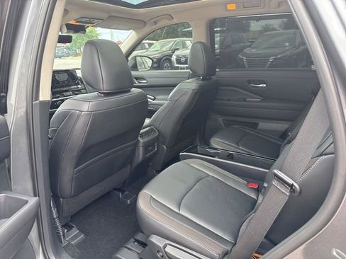 Used 2025 Nissan Pathfinder SL w/ SL Premium Package FWD image 23