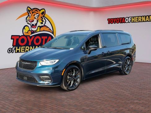 Used 2025 Chrysler Pacifica Limited FWD image 1