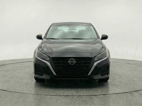 Used 2025 Nissan Altima 2.5 SV FWD image 2