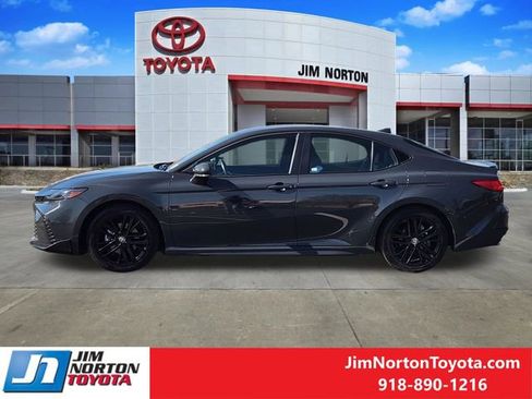 Used 2025 Toyota Camry SE FWD image 4