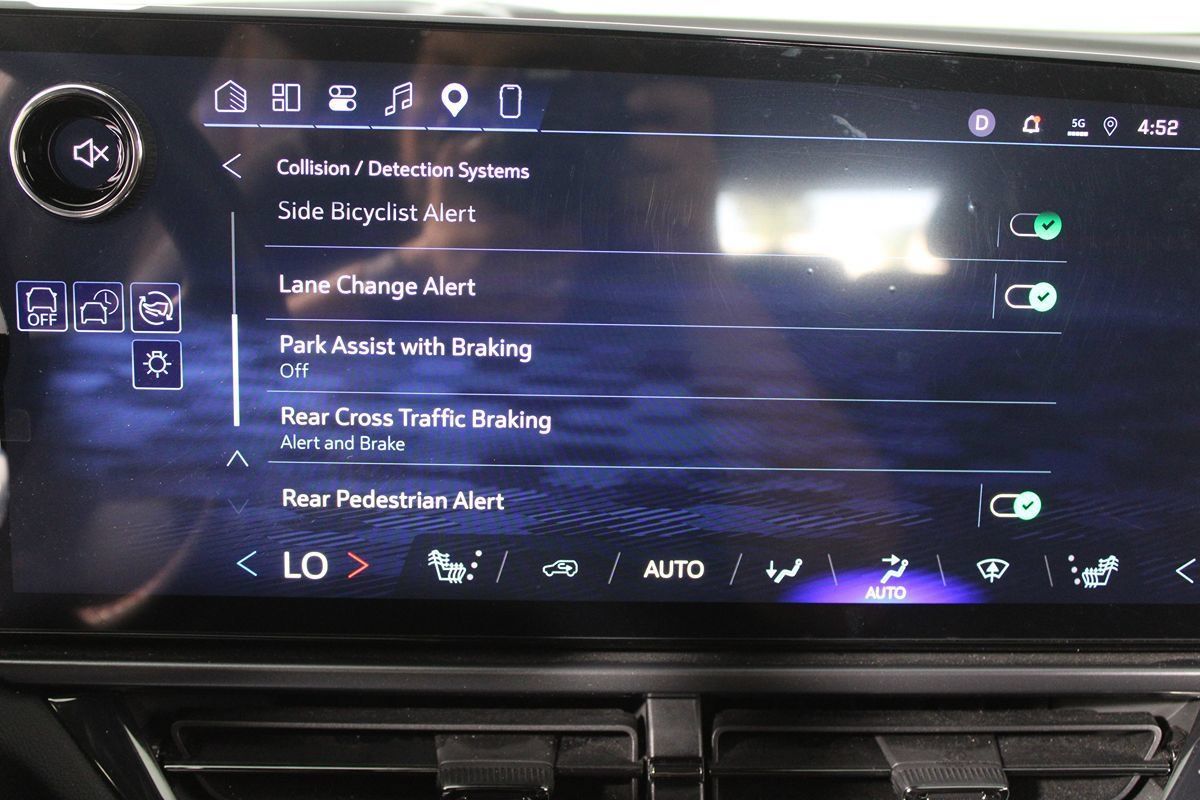 Used 2024 Chevrolet Equinox EV RS FWD image 12