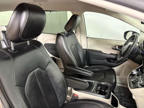 Used 2023 Chrysler Pacifica Touring-L FWD image 17