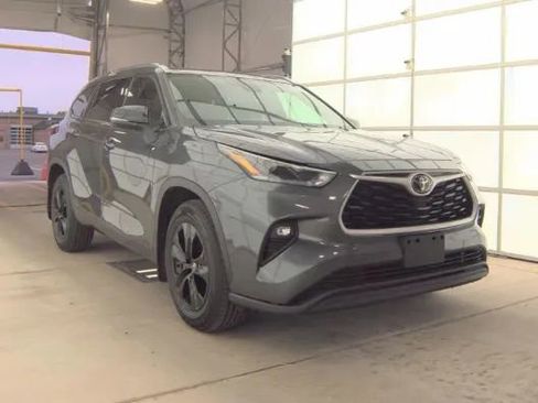 Used 2021 Toyota Highlander XLE AWD/4WD image 4