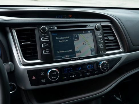 Used 2017 Toyota Highlander XLE w/ Carpet Mat Package image 23