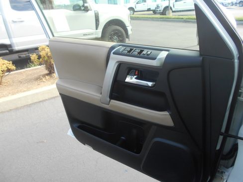 Used 2022 Toyota 4Runner SR5 Premium image 9