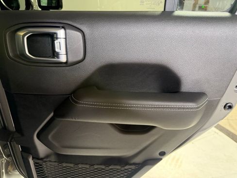 Used 2020 Jeep Gladiator Overland image 15