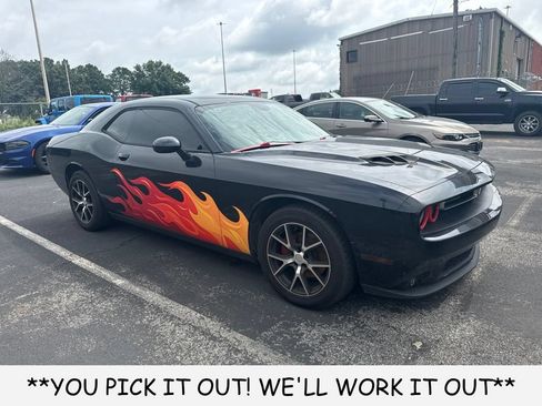 Used 2017 Dodge Challenger SXT RWD image 1