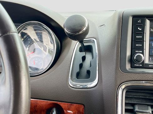 Used 2014 Chrysler Town & Country Touring image 16