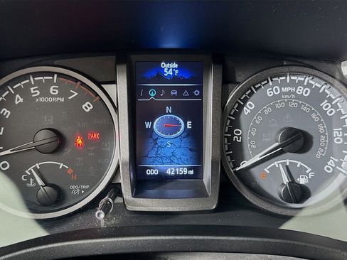 Used 2018 Toyota Tacoma TRD Sport AWD/4WD image 12