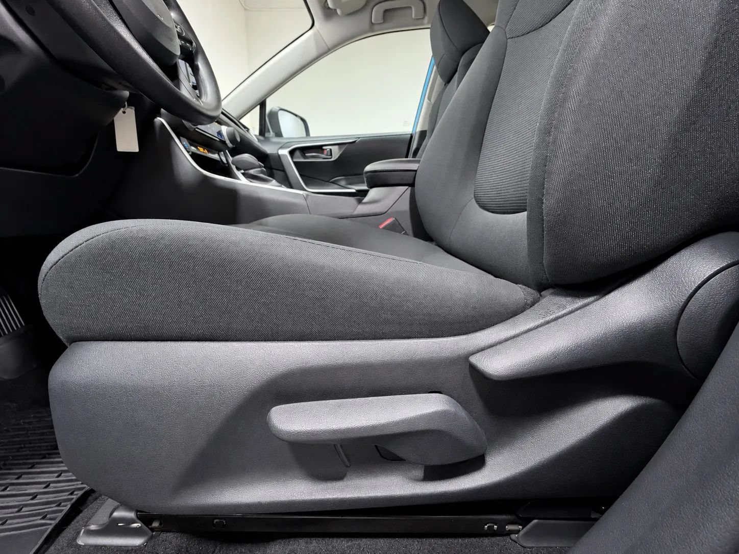 Used 2021 Toyota RAV4 LE w/ Carpet Mat Package (TMS) AWD/4WD image 12
