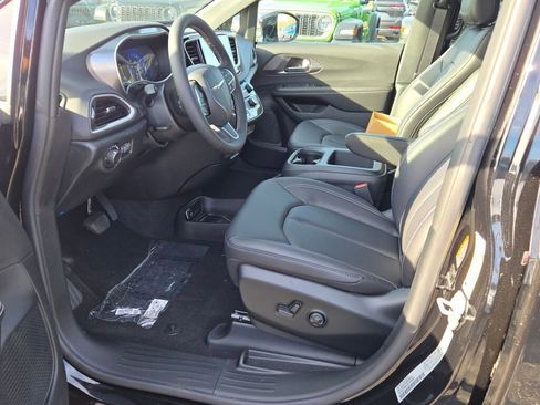 New 2026 Chrysler Voyager LX image 18