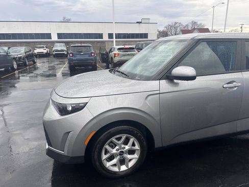 Used 2023 Kia Soul LX w/ LX Technology Package image 4